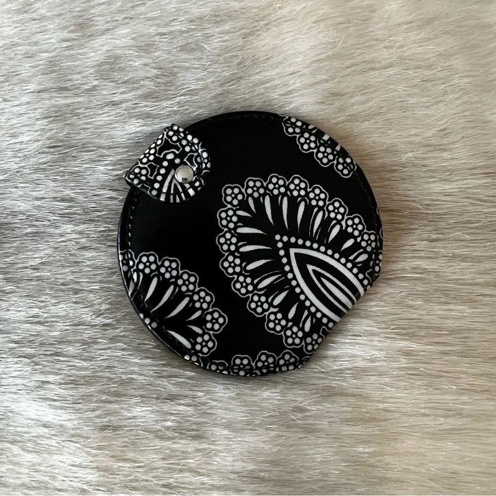 VERA BRADLEY Blanco Bouquet Small Round Travel Double Mirror Black White Travel
